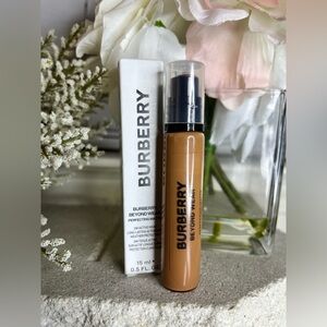 NIB - Burberry - Beyond Wear Perfecting Matte Foundation - 115 Medium-Deep Cool